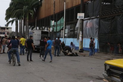 Balearon a una persona fuera del mercado de vívere de El Recreo V etapa, en Durán.