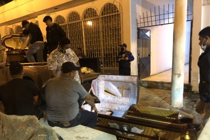 Los cadáveres fueron entregados a los parientes de Fernando Aroca y su hijo Eliécer.