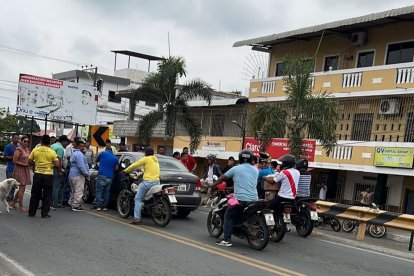 Las personas que vieron el hecho se acercaron a socorrer a las víctimas.