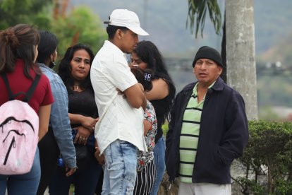 Familiares del joven de 15 años asesinado llegaron al Laboratorio de Criminalística para retirar su cadáver. Estaban conmovidos por el tráfico final de su ser querido.