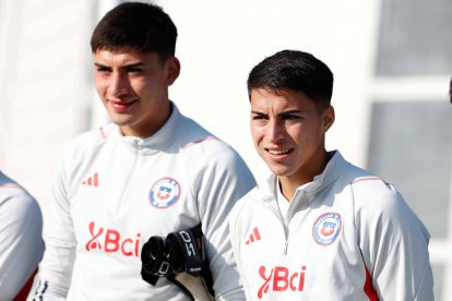 El zaguero Jonathan Villagra (i) se incorporó a los trabajos de la selección chilena.