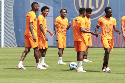 Robert Arboleda (i) resaltó el buen grupo que se ha formado en el combinado nacional.