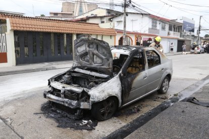 El vehículo se incendió totalmente tras el siniestro.