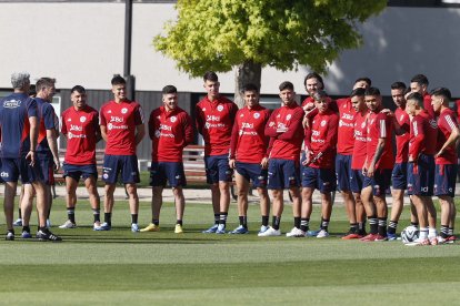 Chile llega a Ecuador sin Eduardo Berizzo, que renunció a la dirección técnica.