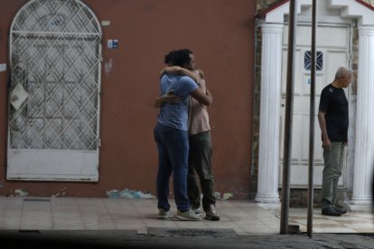 Familiares de Mayra Avilés lloran desconsolados.