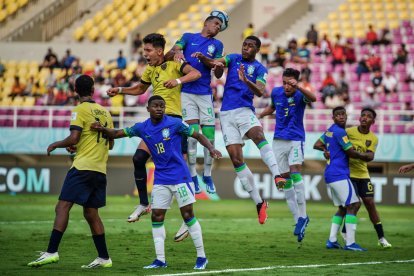 Los jugadores de la selección ecuatoriana Sub-17 en una de las jugadas de peligro que no pudo concretar ante Brasil.