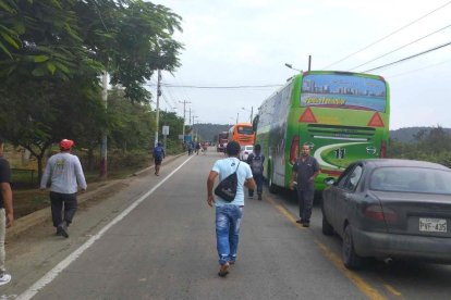 La vía permanece cerrada por protestas.