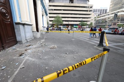 El punto en el que cayeron los restos fue cercado para evitar que la ciudadanía se acerque.