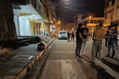 Los agentes llegaron hasta la escena y  confirmaron que dentro de este ataúd estaba una persona. Se llamaba Efraín Castro.