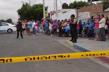 La mujer fue asesinada de varios disparos.