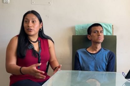 Paulina Oña cuida de su esposo Silvio Alvarado, quien es paciente de ELA.
