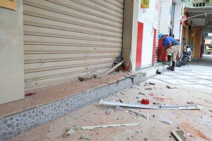 La explosión generó daños en la puerta y fachada del local.