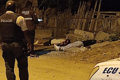 Los dos jóvenes estaban conversando cuando fueron sorprendidos a ‘plomo’.