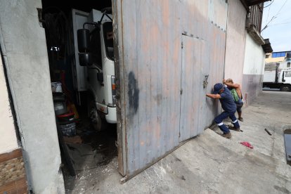 Quienes trabajan en la recicladora en la que este martes detonó un explosivo tuvieron que enderezar el riel del portón para luego poder abrirlo.