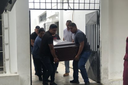 Los cuerpos fueron llevados a la morgue de Babahoyo y luego retirados por los parientes de las víctimas.