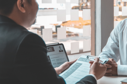 Explora las oportunidades, salarios promedio y los requisitos de la visa H-2B para aprovechar estas opciones laborales.