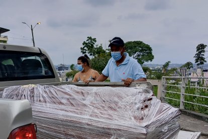 Amigos y parientes bastante lejanos no querían abandonar el cuerpo del hombre.