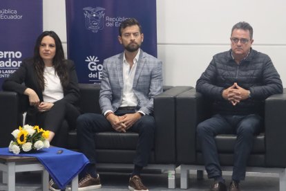 El ministro del Deporte, Sebastián Palacios (c), en una de sus últimas gestiones. El funcionario entró en el cargo en mayo de 2021 con el presidente Guillermo Lasso.