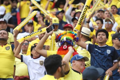 Ambiente de fiesta en el estadio Rodrigo Paz en la previa del Ecuador vs Chile.