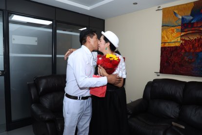 La pareja de origen indígena son padres de tres hijos. Los dos mayores acompañan a su papá a trabajar, en sus ratos libres, a la cooperativa de ahorros que él dirige.