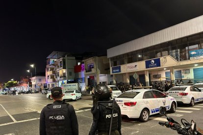Los uniformados fueron baleados en el centro de Guayaquil.