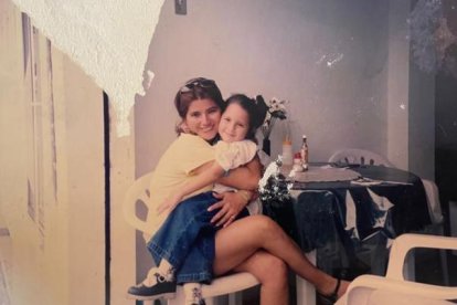 Gloria Acosta y Lavinia Valbonesi en su infancia.