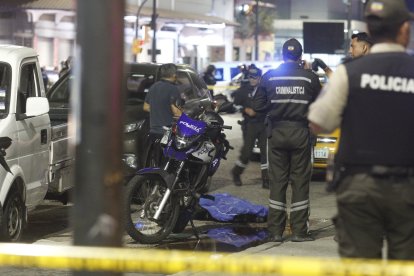 Los dos unifoamrdos asesinados se movilizaban en una motocicleta.
