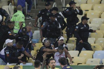 Hubo líos en los graderíos del Maracaná.