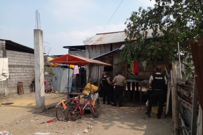Dos hombres fueron asesinados dentro de su domicilio, en esta casa de caña, en Daule.