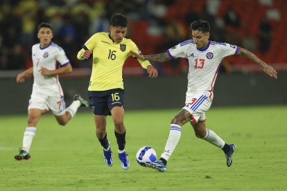 Kendry Páez (i) de Ecuador disputa un balón con Erick Pulgar de Chile.