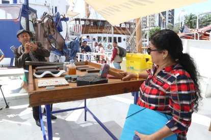 Los visitantes del buque conocieron algunos de los objetos que es posible elaborar utilizando el plástico reciclado como materia prima.