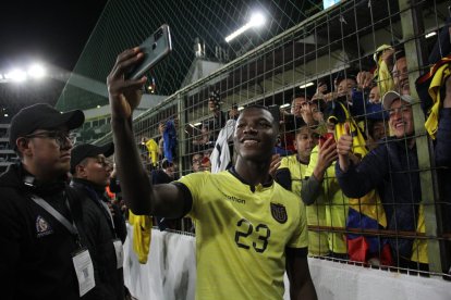 Moisés Caicedo haciéndose selfie con varios hinchas en el estadio Rodrigo Paz.