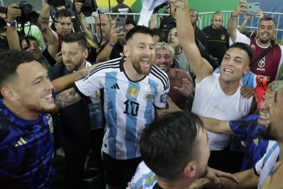 Lionel Messi de Argentina celebra tras vencer a Brasil .