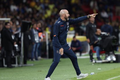 El técnico Félix Sánchez Bas se mostró intranquilo durante el partido ante Chile.