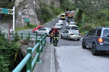 Inspeccionan un puente cerca del sector de Guápulo.