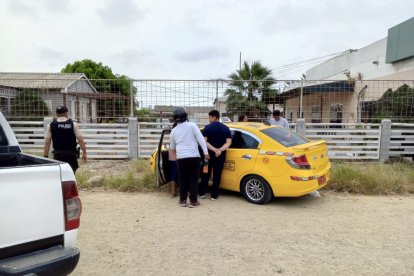 Jinsop Coral, conductor del taxi, quedó sentado ante el volante, sin vida.