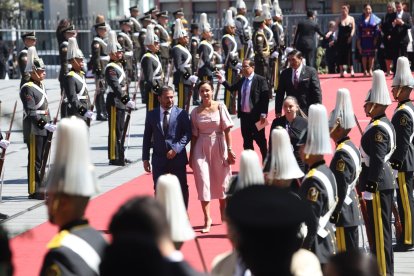 Marcela Aguiñaga, prefecta del Guayas, a su ingreso a la Asamblea.