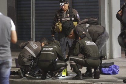 Los policias iban a bordo de una motocicleta cuando fueron asesindos. Agentes de Criminalística y Dinased arribaron al lugar del suceso.