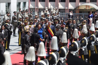 El mandatario saliente, Guillermo Lasso, llegó en compañía de su esposa María de Lourdes Alcívar