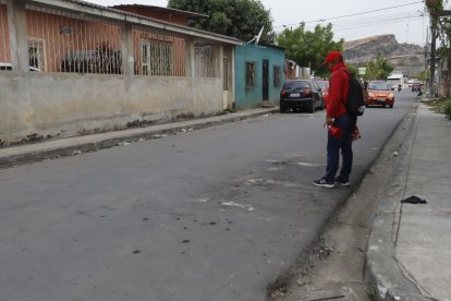 En la zona quedaron orificios en el suelo a causa de los disparos.
