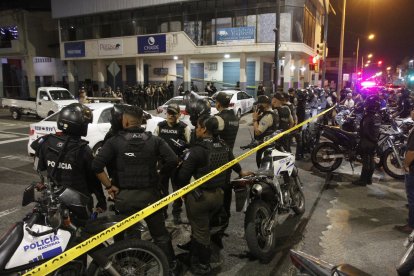 El lugar donde se registró el asesinato de los uniformados forma parte del distrito 9 de Octubre. Compañeros acordonaron la escena del hecho.