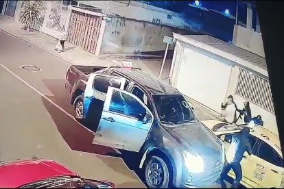 Momento en que sujetos armados se llevan a Byron Joza; uno de ellos amenaza al taxista.