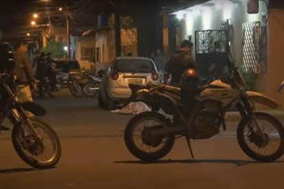 Los cuerpos quedaron tirados en la calle, junto a la vivienda de una de las víctimas.