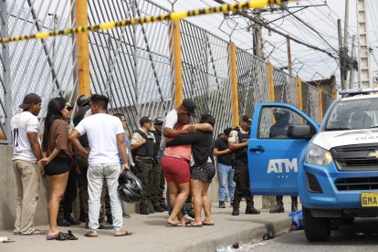 Familiares acudieron al sitio para comprobar la identidad de su pariente. Policías tuvieron que controlar que no se acerquen al cadáver.