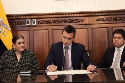 Daniel Noboa firmando decretos en su segundo día de gobierno.