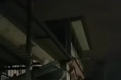 El transporte urbano se impactó contra una vivienda y dos tiendas.