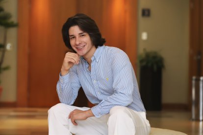 Antonio Borja realiza obra social, llevando alegría a niños enfermos con los personajes infantiles que interpreta.