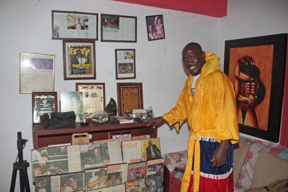 Segundo Mercado con los recuerdos que le dejó su carrera en el boxeo. Dice que le costaron mucho sacrificio y salud.