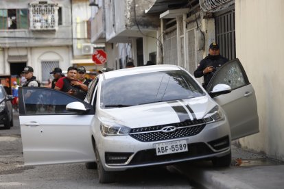 El vehículo de la víctima tenía varios orificios en la ventana del conductor.