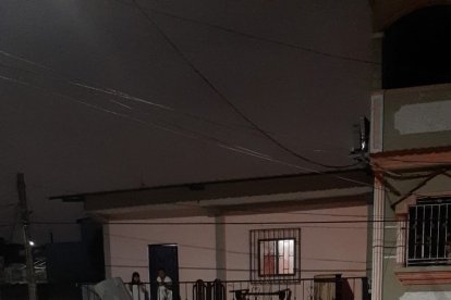 El colectivo chocó de costado con tres casas y luego quedó detenido. Fue necesario el uso de una grúa para retirar el transporte pesado del sector.